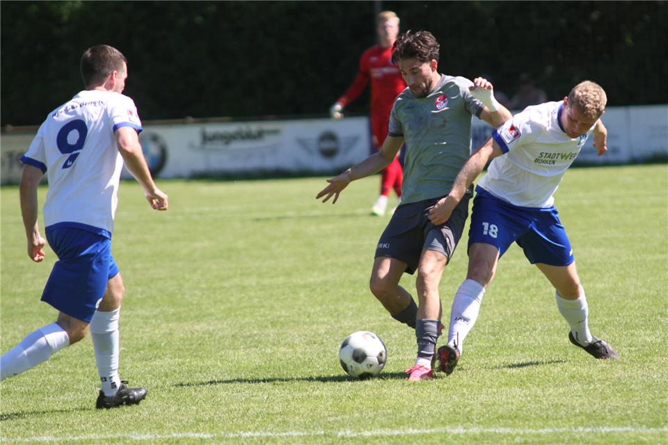 Hatte sich seinen Abschied vor eigenem Publikum erfolgreicher erhofft: Gemens scheidender Luca Blanke (rechts) im Duell mit dem Ahlener Ilker Algan.