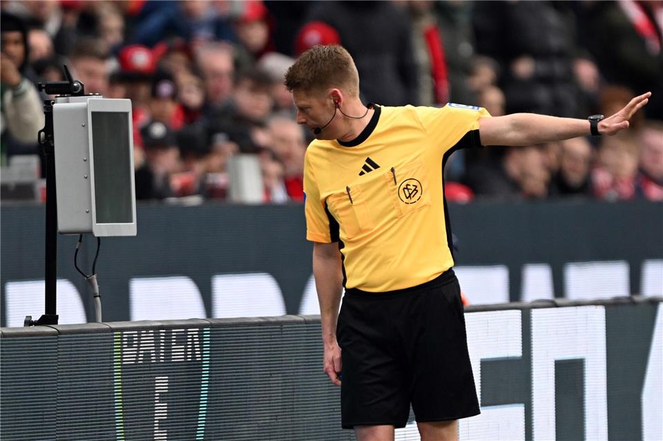 Hatte viel zu tun: Schiedsrichter Christian Dingert.Federico Gambarini/dpa