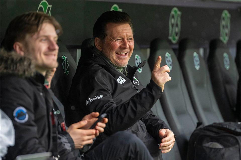 Hatte vor dem Spiel noch gut lachen: 96-Cheftrainer Christian Titz (r)David Inderlied/dpa