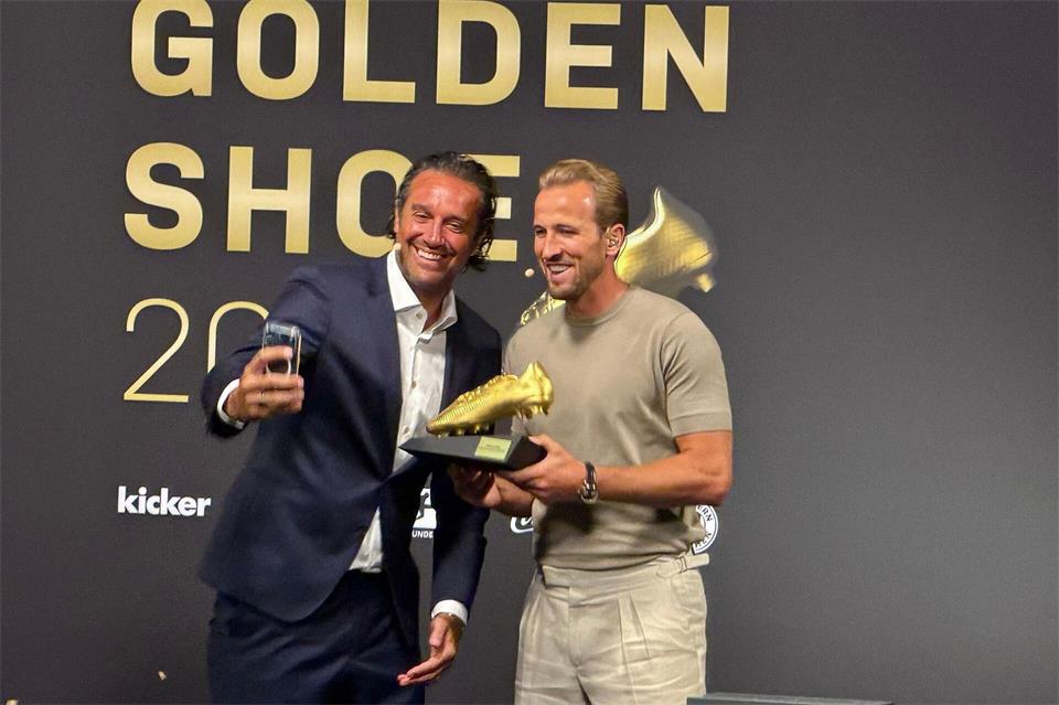 Hatten Spaß bei der Verleihung des Goldenen Schuh: Preisträger Harry Kane (rechts) und Laudator Luca Toni.Christoph Lother/dpa