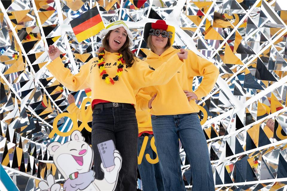 Hatten schon bei der Olympia-Einkleidung Spaß: Kira Weidle-Winkelmann (links) und Emma Aicher. (Archivbild)Peter Kneffel/dpa