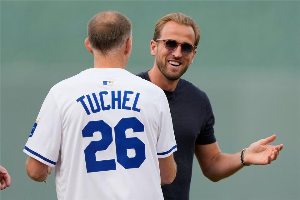 Hatten viel Spaß beim Baseball: Englands Trainer Thomas Tuchel und Starstürmer Harry Kane (r). (Archivbild)Charlie Riedel/AP/dpa