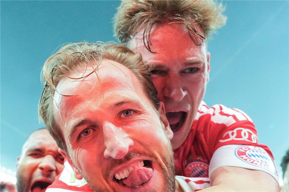 Hattrick-Schütze Harry Kane jubelt nach seinem Elfmeter zum 3:0-Endstand mit Joshua Kimmich.  Michael Kappeler/dpa