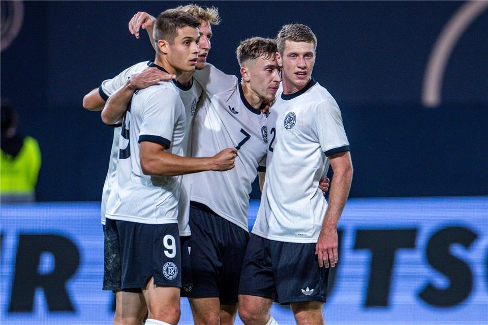 Hattrick-Torschütze Nicolo Tresoldi jubelt mit den Teamkollegen über seinen Treffer zum 2:0.Jens Büttner/dpa