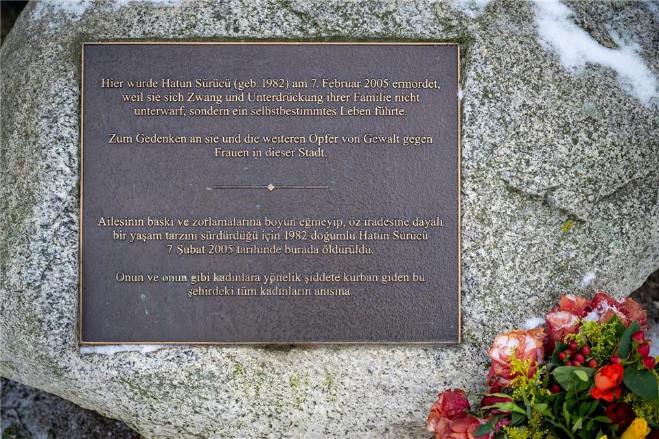 Hatun Sürücü wurde am 7. Februar 2005 an einer Bushaltestelle in Tempelhof von einem ihrer Brüder erschossen. Ihr Tod löste bundesweit Entsetzen und eine Diskussion um patriarchale Strukturen in muslimischen Einwandererfamilien aus. Soeren Stache/dpa