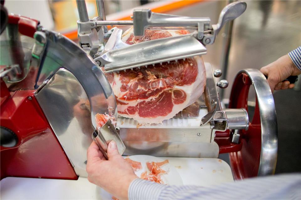 Hauchdünn aufgeschnitten: Parmaschinken hat ein mildes und leicht nussiges Aroma.Daniel Karmann/dpa/dpa-tmn