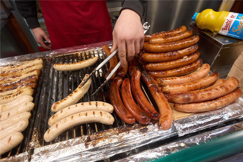 Haufenweise werden an diesem Wochenende Currywürste in Neuwied gegrillt.Thomas Frey/dpa