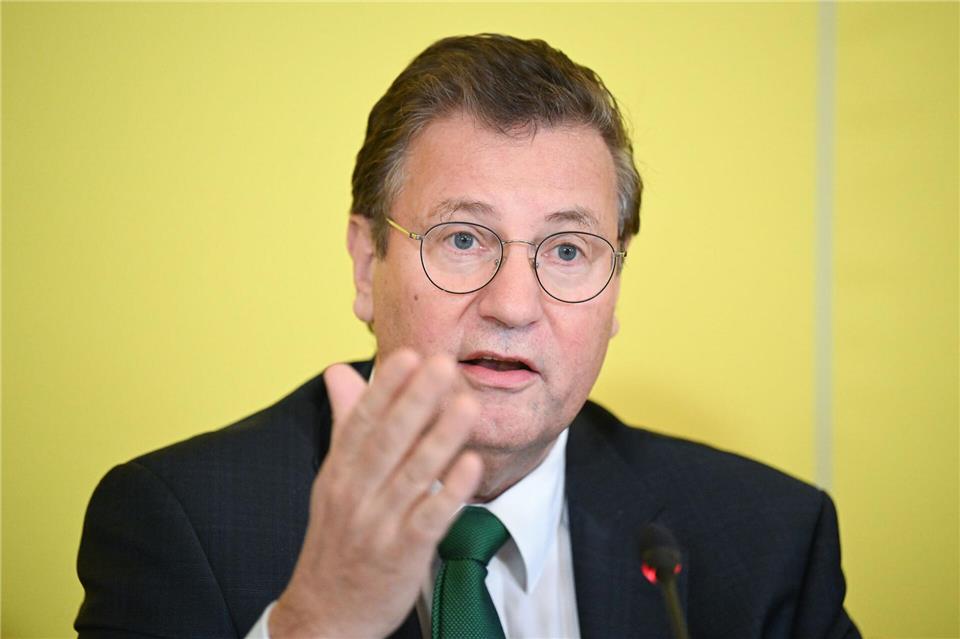 Hauk: „Konsequente Biosicherheitsmaßnahmen haben jetzt allerhöchste Priorität“. (Archivbild)Bernd Weißbrod/dpa