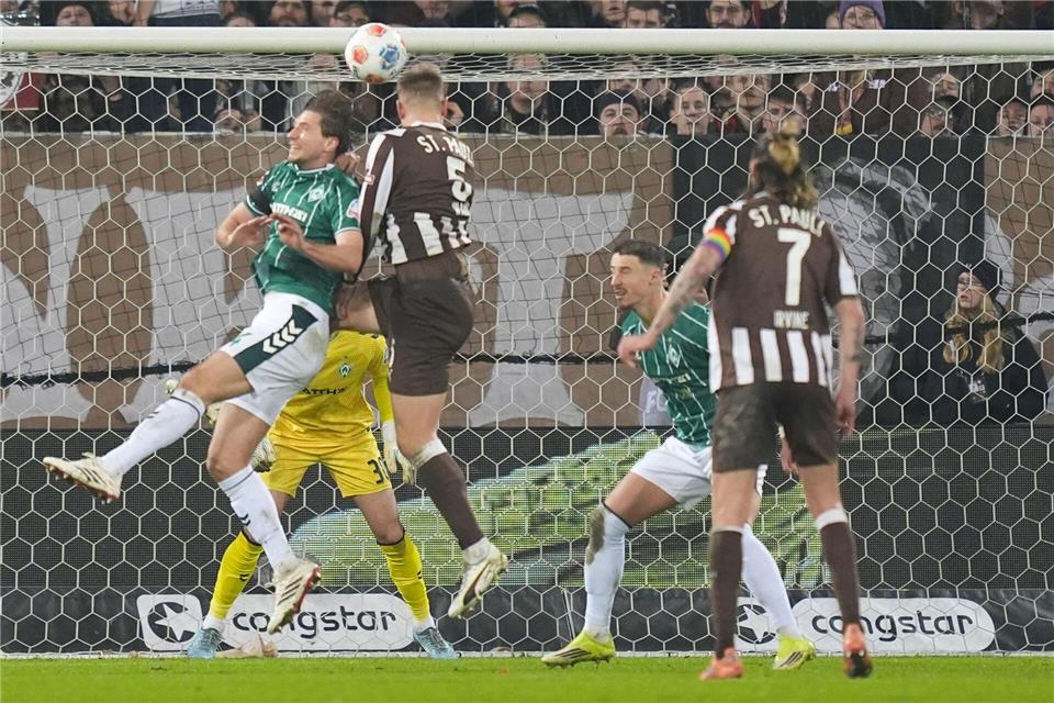 Hauke Wahl (2.v.l) trifft zum 1:0 für den FC St. Pauli.Marcus Brandt/dpa
