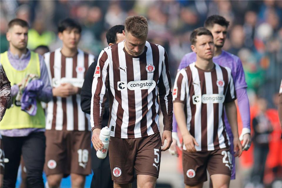 Hauke Wahl (M.) und Teamkollegen auf der Bundesliga-Abschiedsrunde.Philipp Szyza/dpa