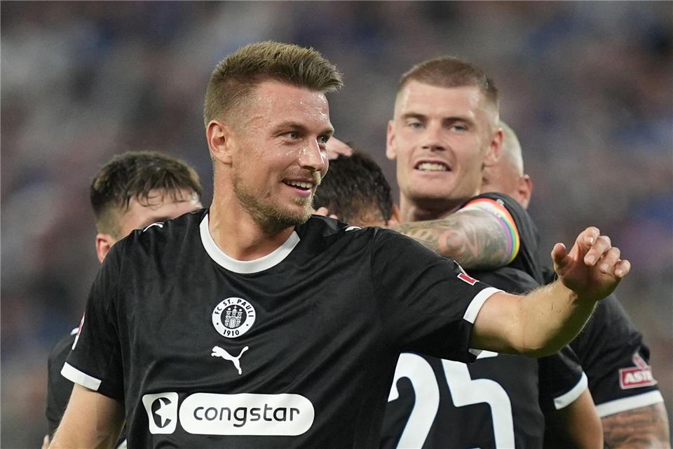 Hauke Wahl nach dem Sieg im Stadtderby in der Hinrunde. (Archivbild)Marcus Brandt/dpa