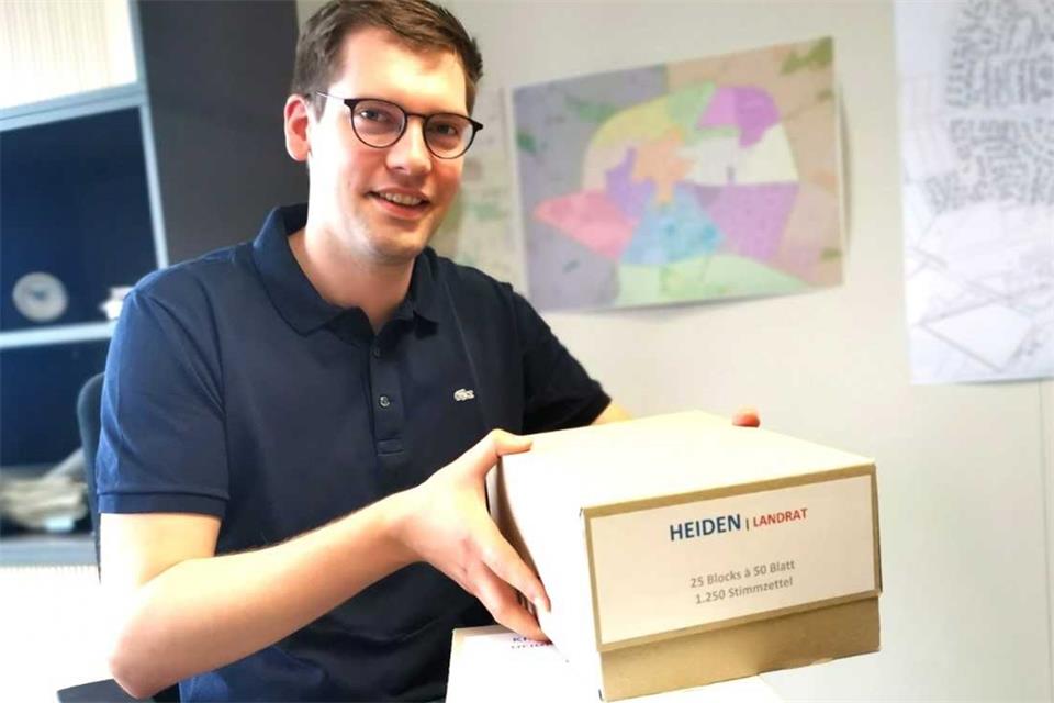 Hauptamtsleiter Manuel Benning erläutert die Wahlvorbereitungen der Gemeinde.