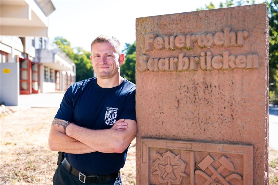 Hauptbrandmeister Kevin Michel steht auf dem Gelände der Berufsfeuerwehr Saarbrücken im Hessenweg.Laszlo Pinter/dpa
