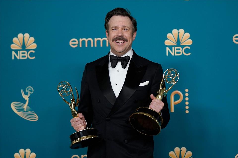 Endlich bestätigt: Serienhit „Ted Lasso“ bekommt 4. Staffel Hauptdarsteller Jason Sudeikis gewann für „Ted Lasso“ Emmys. (Archivbild)Jae C. Hong/Invision/AP/dpa