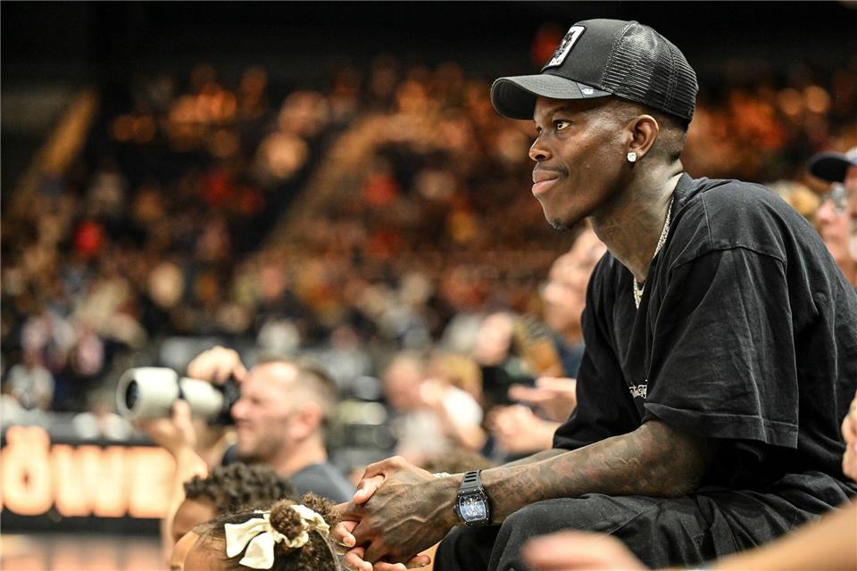 Hauptgesellschafter Dennis Schröder darf auf einen nachträglichen Klassenerhalt der Basketball Löwen Braunschweig hoffen. (Archivbild)Swen Pförtner/dpa