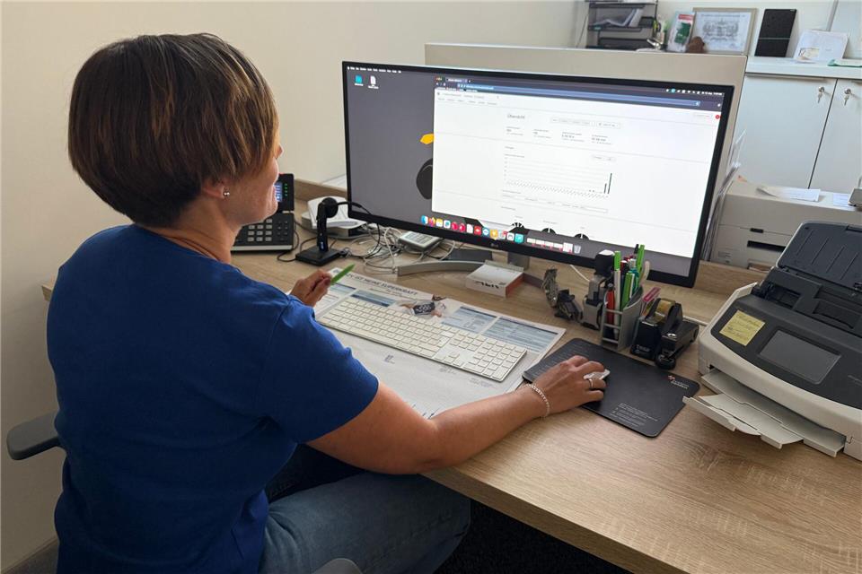 Hausärztinnen und Hausärzte sollen von digitalen Helfern und Fachpersonal entlastet werden. (Archivbild)Mona Wenisch/dpa