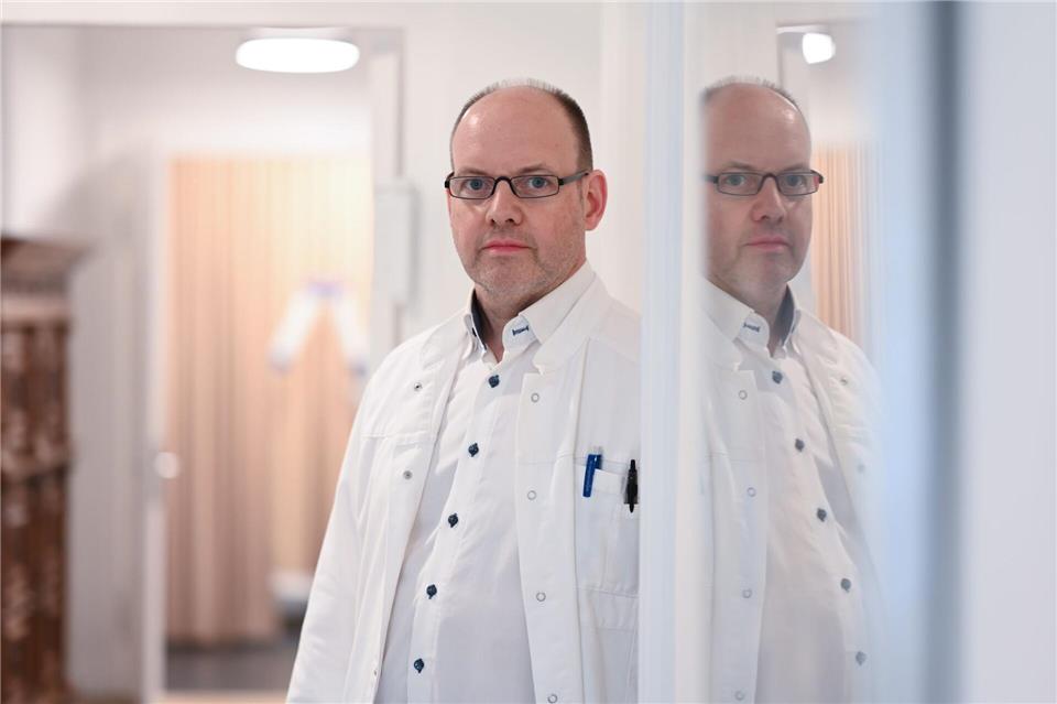 Hausarzt Bernd Brinker will keinen Patienten abweisen und soll deswegen nun womöglich Regress leisten.Lars Penning/dpa