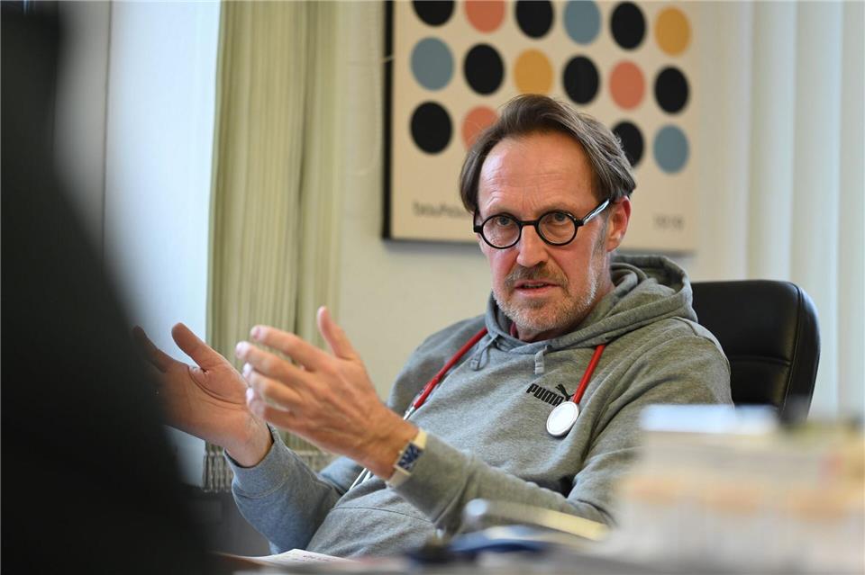 Hausarzt Holger Plochg beklagt, dass Medizinstudienplätze fehlen.Lars Penning/dpa