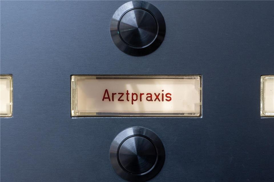 Hausarzt oder Facharzt? Das ist hier die Frage. (Archivbild)Peter Kneffel/dpa