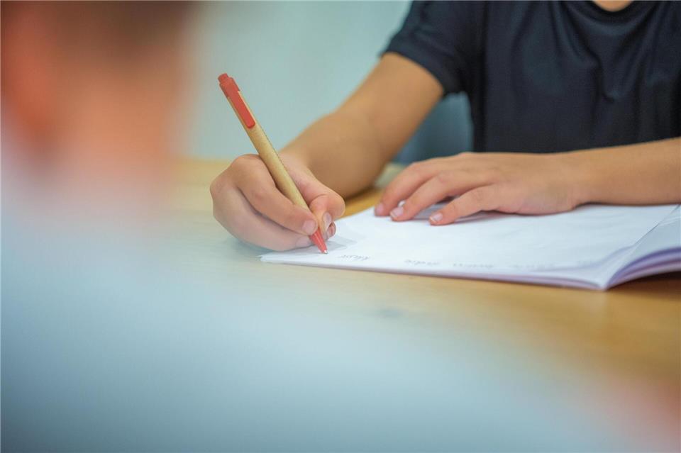 Hausaufgaben sollen laut den Handlungsempfehlungen der Enquete-Kommission in ihrem Umfang und ihrer Anzahl begrenzt werden. (Symbolbild)Mohssen Assanimoghaddam/dpa