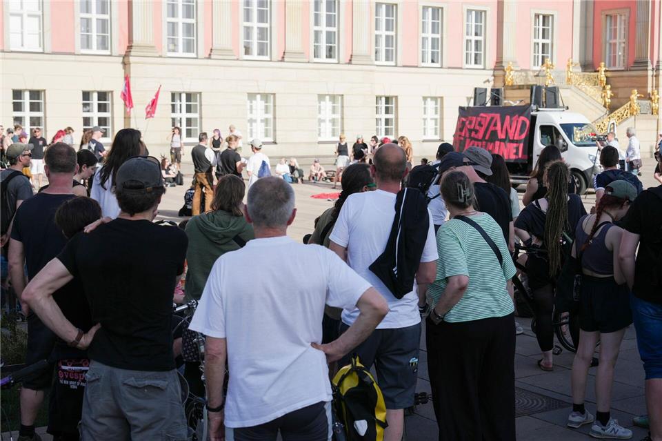 Hausbesetzer protestieren in Potsdam gegen die Räumung eines besetzten Hauses.Sven Kaeuler/dpa