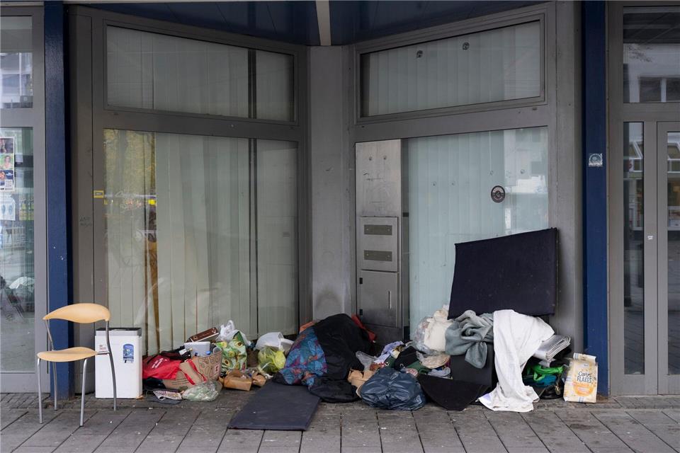 Hauseingänge oder Gebäudenischen bieten oft nur wenig Schutz vor kalter Witterung. (Archivbild)Boris Roessler/dpa