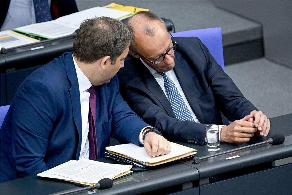 Bilder des Tages Haushaltswoche im Bundestag: Klingbeil und Merz im GesprächBritta Pedersen/dpa