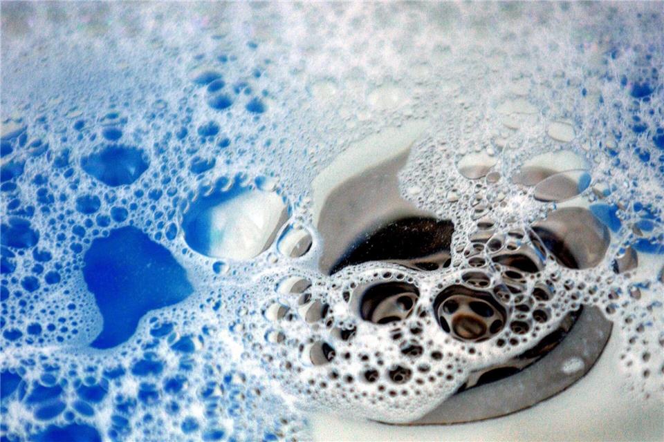 Hausmittel wie Natron, Essig und heißes Wasser helfen, leichte Verstopfungen im Abfluss zu beseitigen und sind eine umweltfreundliche Alternative zu chemischen Reinigern.picture alliance / dpa