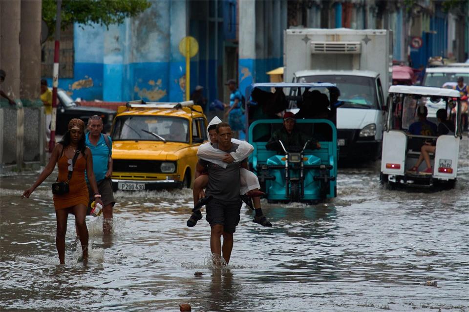 Havanna, Kuba: Nach Regenfällen steht die Straße kniehoch – Menschen waten durch die FlutenRamon Espinosa/AP/dpa