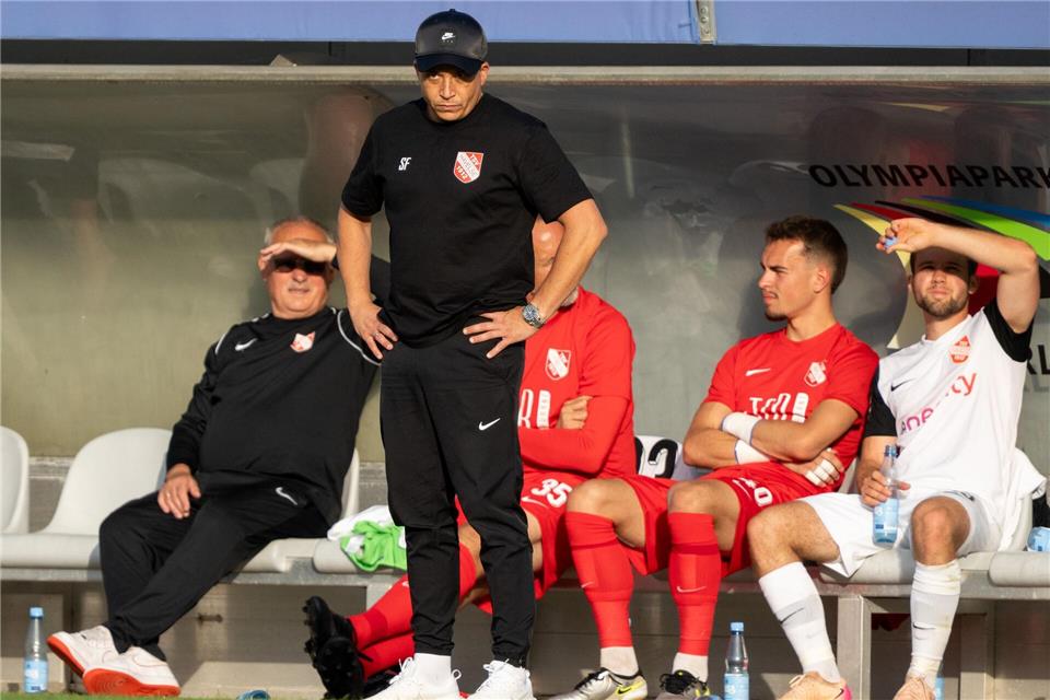 Havelse und Trainer Samir Ferchichi (2.v.l) könnten nun doch im Profifußball bleiben. (Archivbild)Soeren Stache/dpa