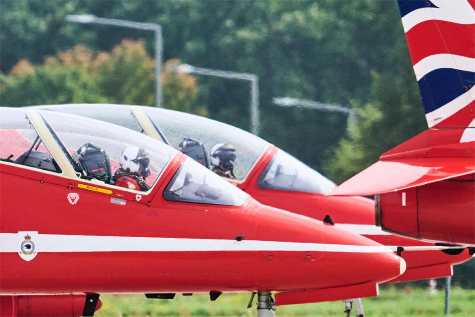 Hawk-T1-Jets der Royal Air Force rollen über das Vorfeld des Dresdner Flughafens.Robert Michael/dpa