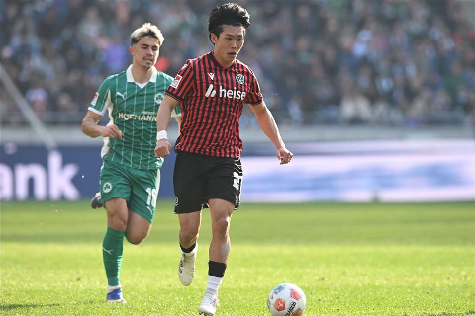 Hayate Matsuda (r) erzielte im Test gegen den 1. FC Phönix Lübeck das 1:0 für Hannover 96. (Archivbild)Carmen Jaspersen/dpa