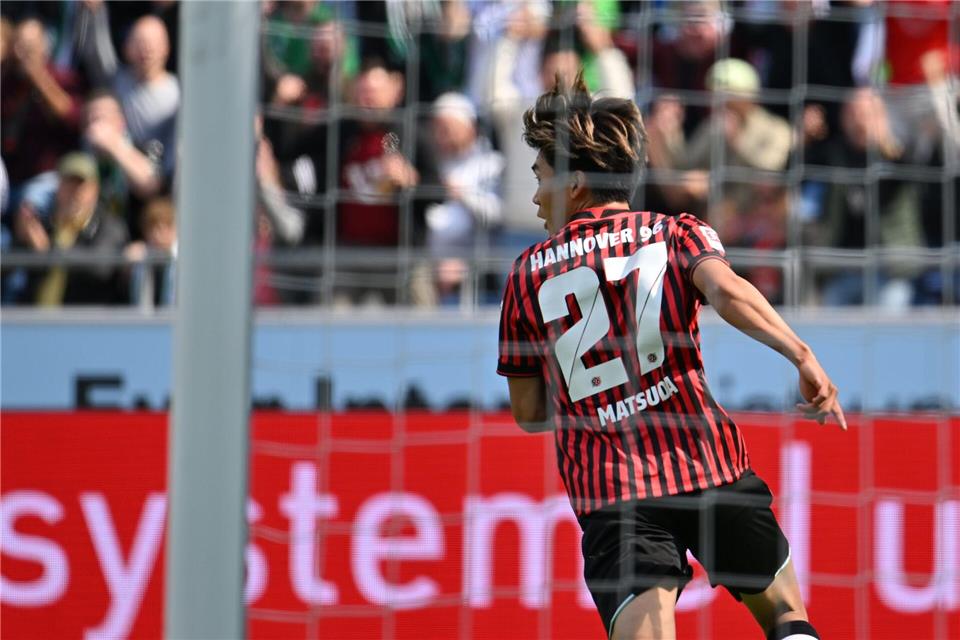 Hayate Matsuda von Hannover 96 feiert sein Tor zum 1:0 gegen Magdeburg.Swen Pförtner/dpa