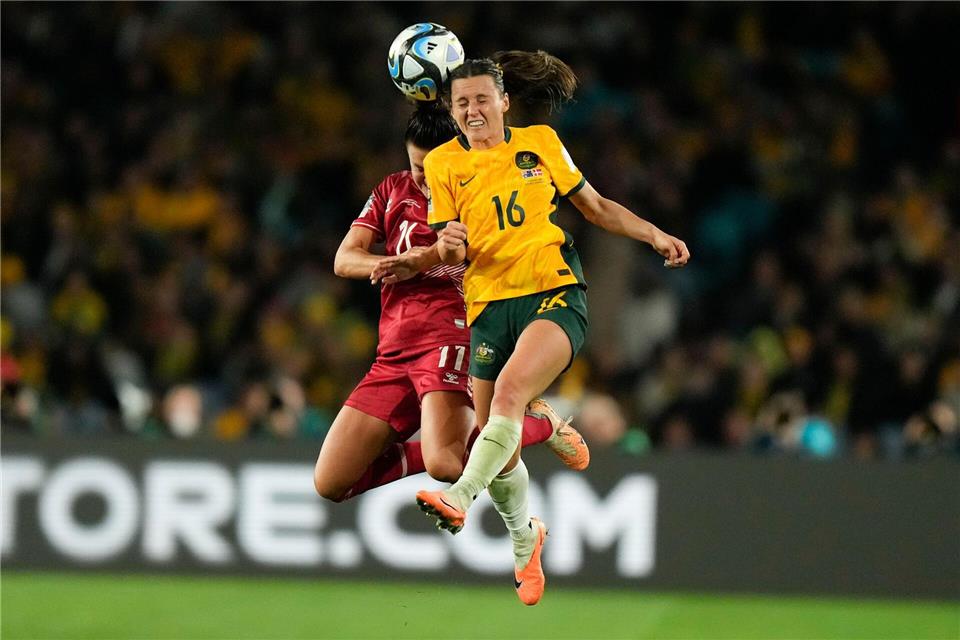 Hayley Raso (r) spielt künftig in Frankfurt.Rick Rycroft/AP/dpa