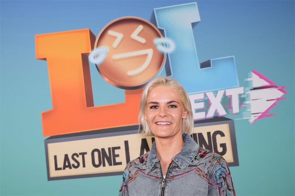 Hazel Brugger moderiert den Comedy-Ableger „LOL Next“. (Archivbild)Soeren Stache/dpa