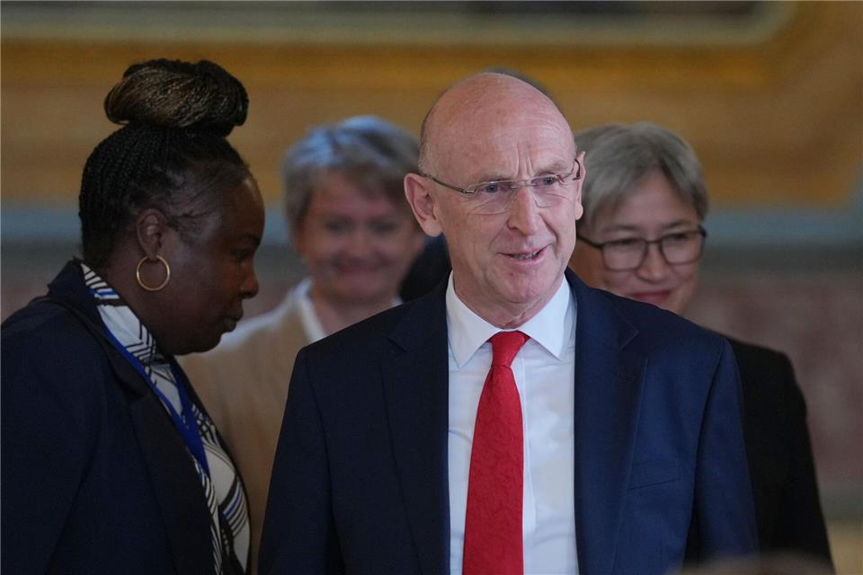 Healey galt bisher als loyaler Mitstreiter von Premier Keir Starmer.Kin Cheung/AP Pool/AP/dpa