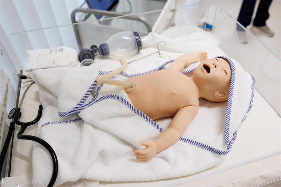Hebammen sollen bei einer Hausgeburt eine Notfallsituation nicht rechtzeitig erkannt haben. (Symbolbild). Friso Gentsch/dpa