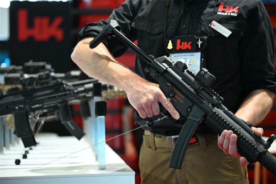 Heckler & Koch macht so viel Umsatz mit seinen Waffenverkäufen wie noch nie. Hier ein Blick auf den HK-Messestand bei der Waffenmesse Eurosatory 2026.Wolf von Dewitz/dpa