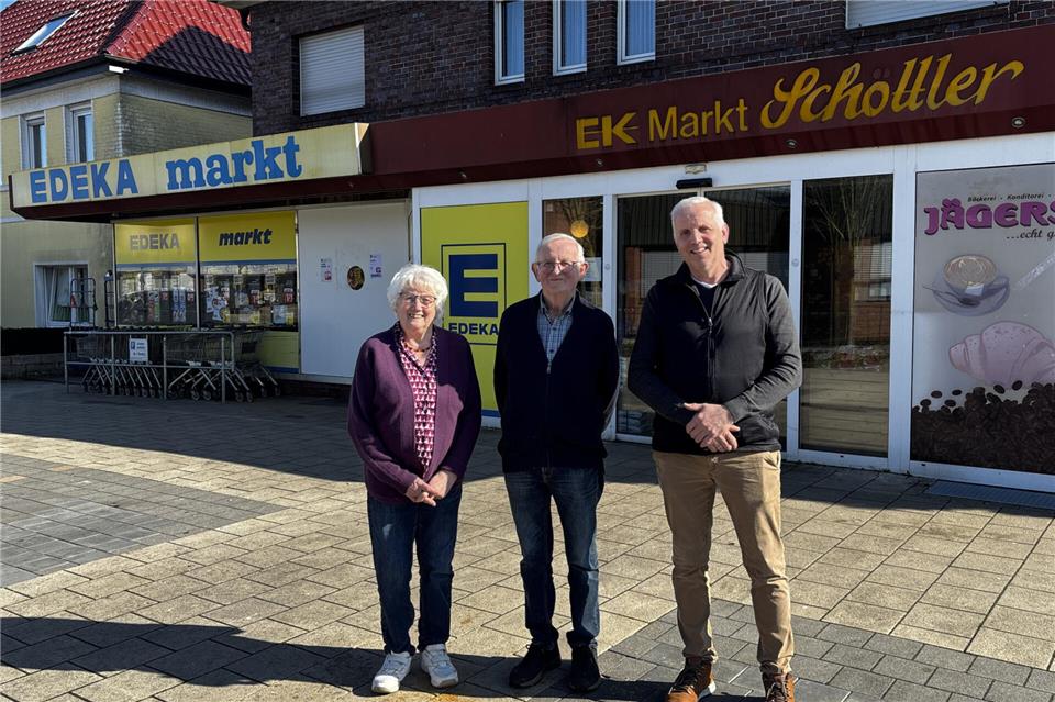 Hedwig und Josef Schöttler (von links) sowie ihr Sohn Josef Schöttler vor dem Edeka-Markt in Maria Veen.