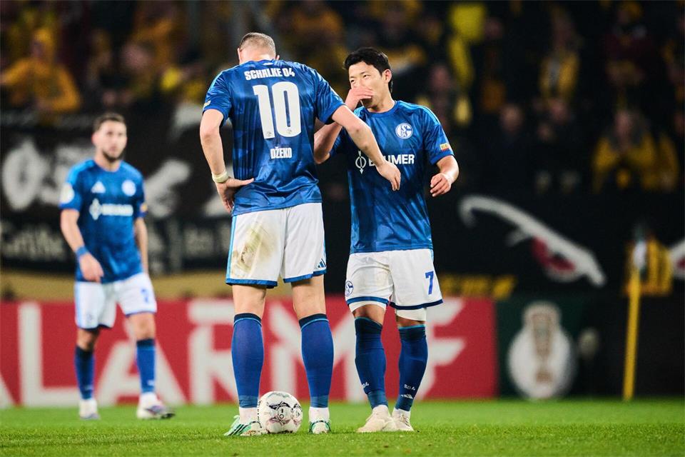 Hee-Chan Hwang (r) hatte beim Pokal-Aus gegen Dynamo Dresden einen Mannschaftsarzt geschubst.Robert Michael/dpa