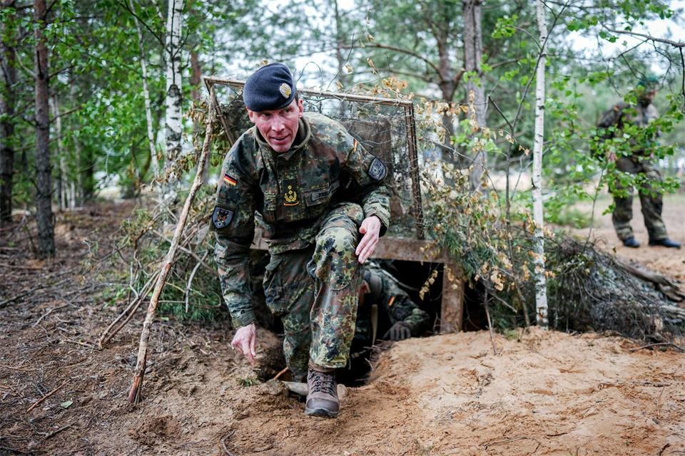 Heeresinspekteur Christian Freuding will das Heer mit kostengünstigen Marschflugkörpern für den Masseneinsatz ausstatten. (Archivbild)Kay Nietfeld/dpa