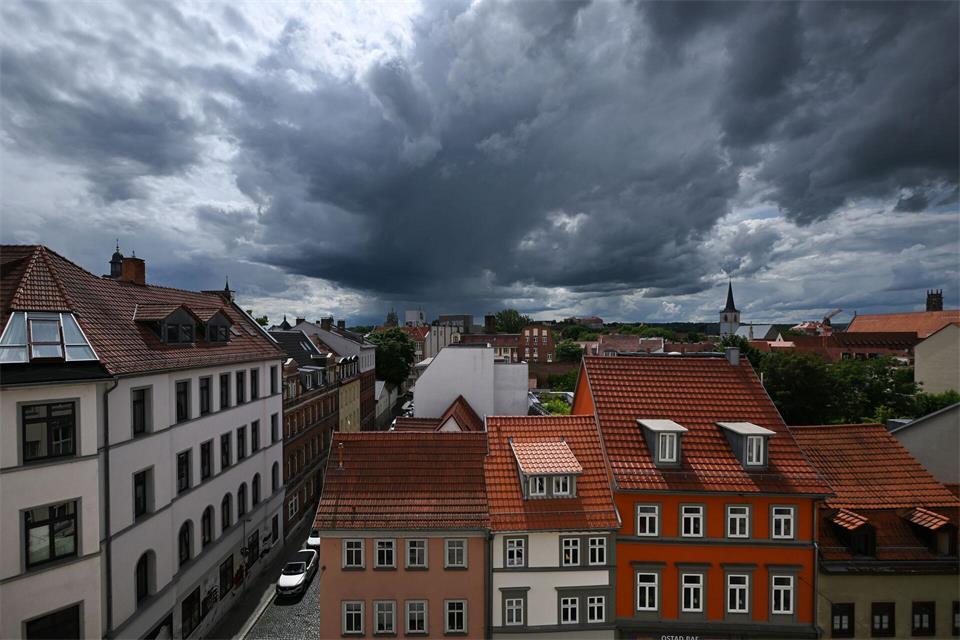 Heftige Unwetter sorgen in Thüringen für zahlreiche Feuerwehreinsätze. (Symbolbild)Martin Schutt/dpa
