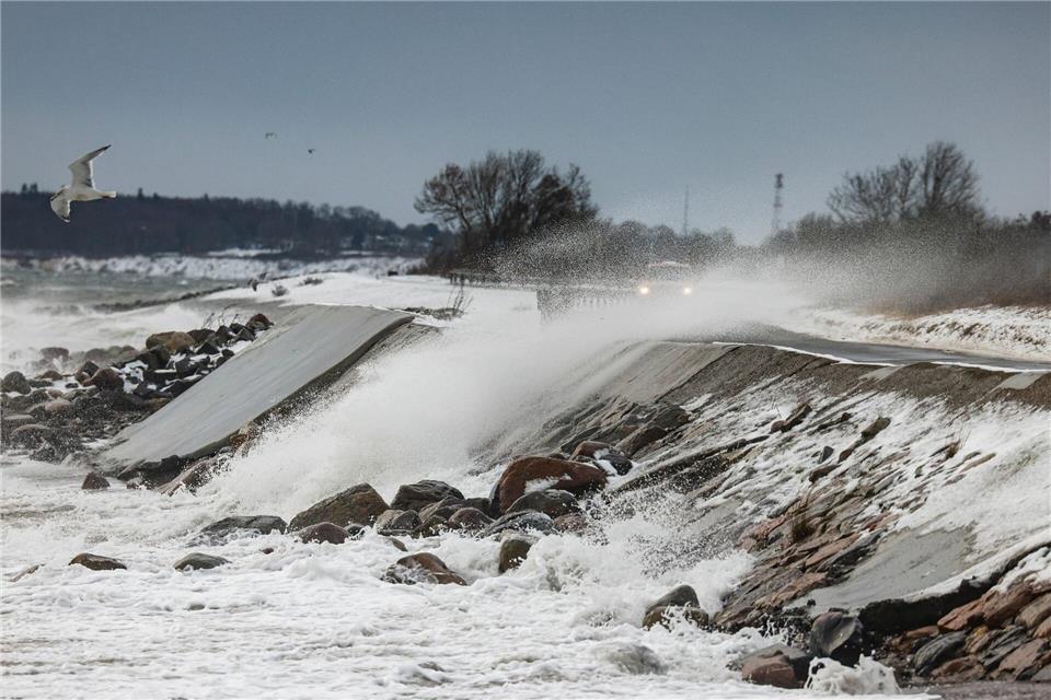 Heftiger Ostwind treibt das Wasser an die Küste.Frank Molter/dpa