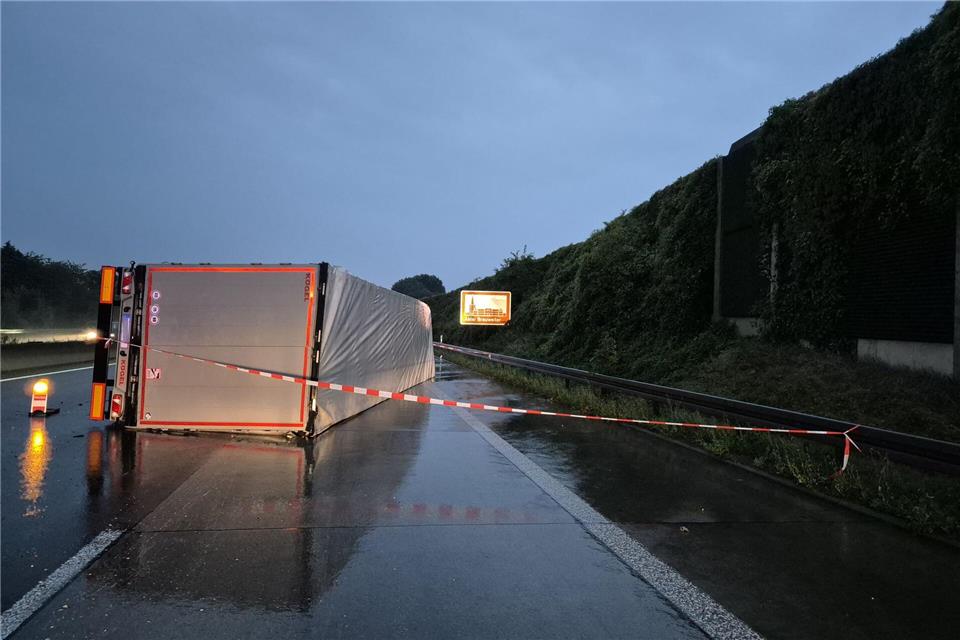 Großeinsatz in NRW: Starkregen flutet Straßen und Keller Heftiger Regen im Westen von NRW: Ein Lastwagen kippt wegen Aquaplanings um.Sascha Thelen/dpa