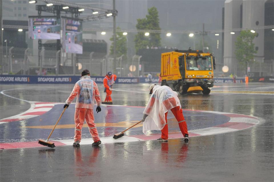 Heftiger Regen verzögerte das Sprintrennen.David Davies/PA Wire/dpa