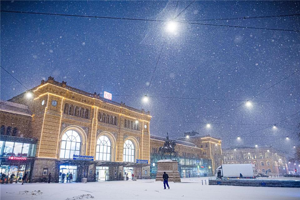 Heftiger Schneefall sorgt in Niedersachsen für Verkehrsbehinderungen.  Moritz Frankenberg/dpa