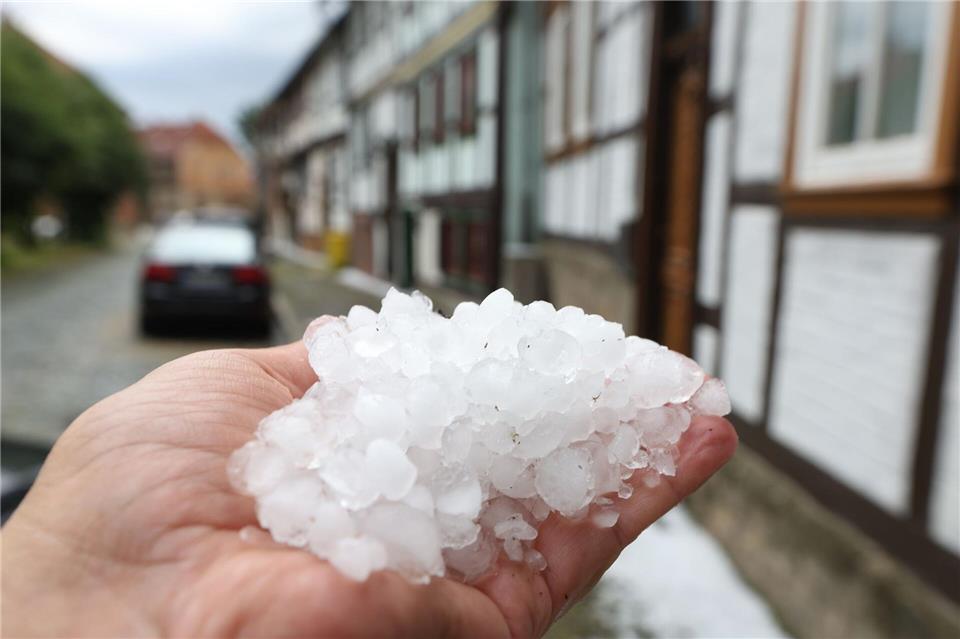 Heftiger Starkregen und Hagel haben in Derenburg zu Behinderungen geführt.Matthias Bein/dpa
