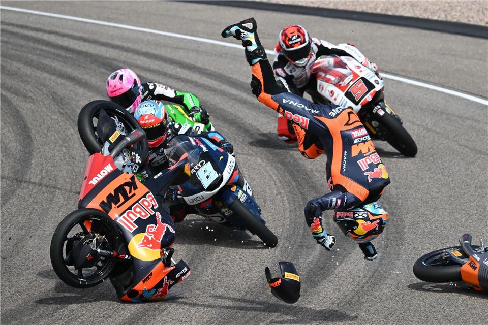 Heftiger Sturz: Beim MotoGP - Grand Prix von Deutschland auf dem Sachsenring fliegt Valentin Perrone aus Argentinien im Moto3-Rennen durch die Luft. Robert Michael/dpa