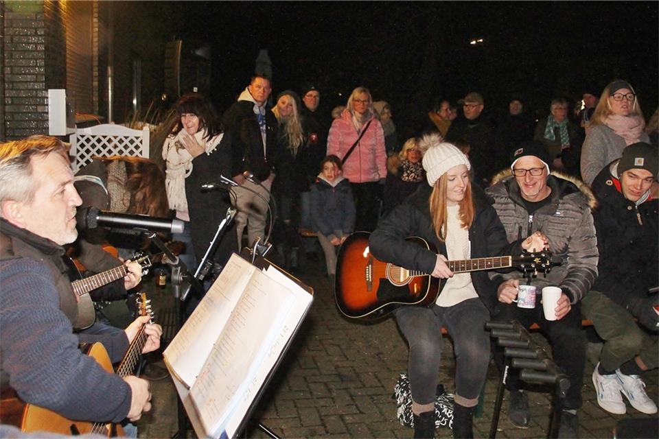 Heico Nickelmann (links) hatte zum offenen Singen an den „Saitentreff“ eingeladen.