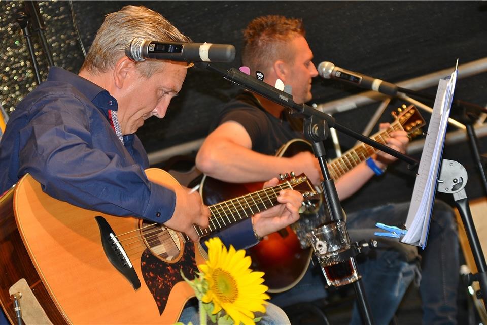 Heico Nickelmann (vorne) und seine Gitarrenschüler haben ein Konzert gegeben.